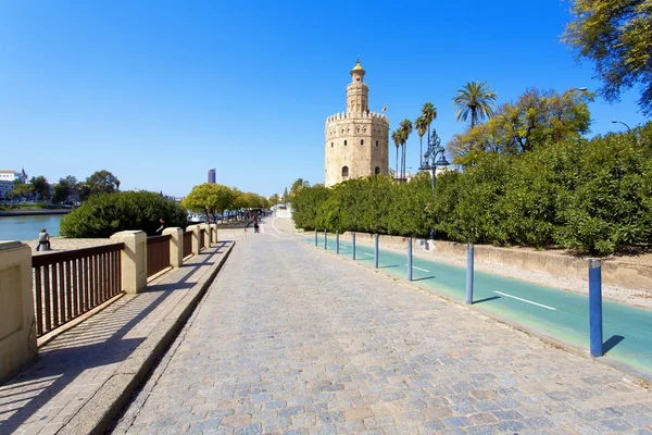 A famosa Torre del Oro, a torre moura construída para defender Sevi — Fotografia de Stock
