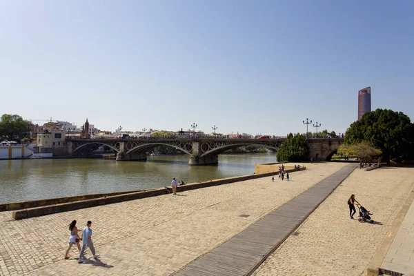 Una splendida vista sul ponte Triana a Siviglia, Andalusia — Foto Stock