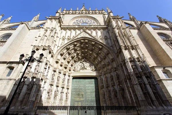De kathedraal van Saint Mary van de stoel in Sevilla, Andalusië — Stockfoto