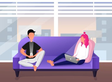 Genç bir adam ve kadın bir kanepede oturuyor ve bilgisayarlarında ve telefonlarında interneti tarıyorlar. Bağımsızlar evlerinde sosyal ağları kullanırlar. Çevrimiçi arama ve iletişim. Düz vektör illüstrasyonu