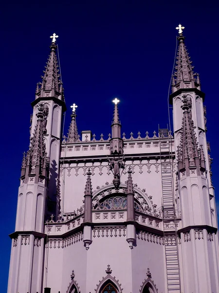 Templo Gótico Contra Céu Azul — Fotografia de Stock