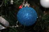 modrá koule na vánoční stromeček