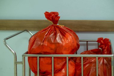 Hastanedeki bulaşıcı atıklar için biyolojik tehlike torbası