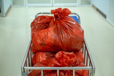 Bulaşıcı atıklar çöp torbasına, kırmızılar da hastanelere atılmalı. Bulaşıcı atık için biyolojik tehlike torbası