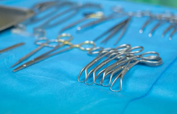 手术室的外科设备和医疗设备 无菌剪刀和其他医疗仪器 — 图库照片