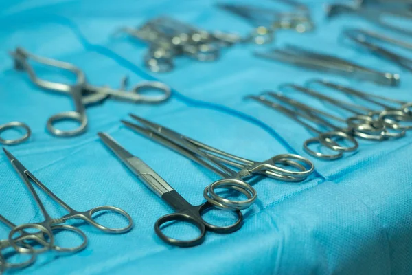 手术室的外科设备和医疗设备 无菌剪刀和其他医疗仪器 — 图库照片