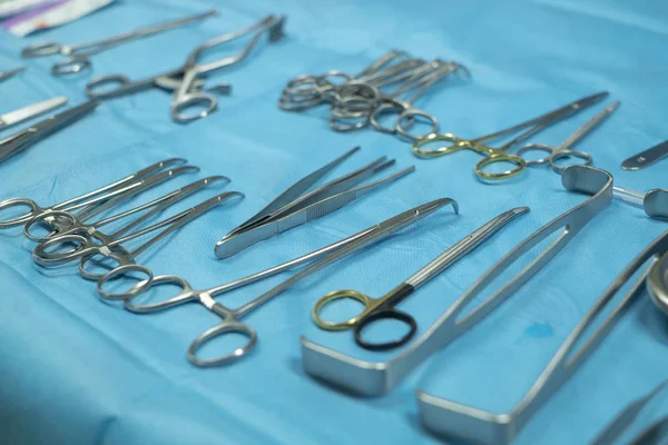 Χειρουργικός Εξοπλισμός Και Ιατρικές Συσκευές Στο Χειρουργείο Αποστειρωμένα Ψαλίδια Και — Φωτογραφία Αρχείου