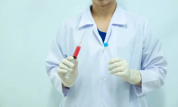 Técnico Médico Segurando Uma Amostra Sangue Tubos Para Teste Laboratório — Fotografia de Stock