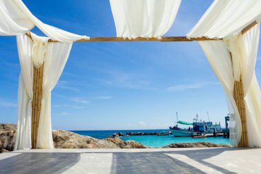 Kumsalda beyaz çardak