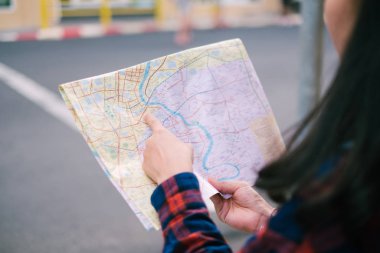 Şehir haritasına bakarak Kayıp Turist 'i kapatın. Yön arıyorum..