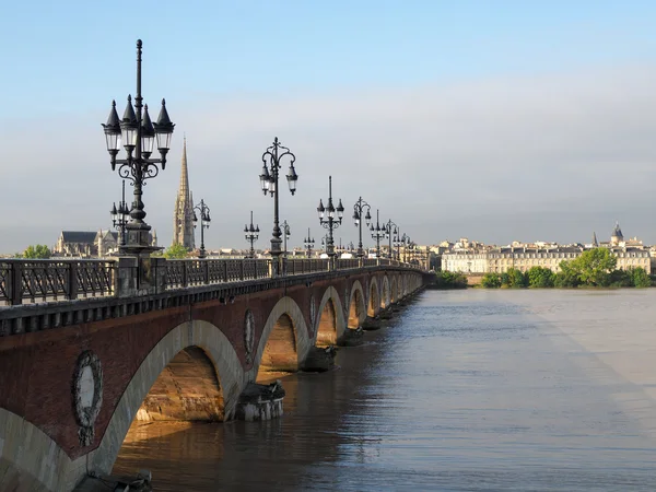 Bordeaux, Gironde/Frankrijk-19 september: Pont de Pierre spannin — Stockfoto