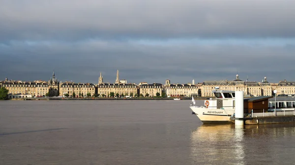 Bordeaux, Gironde/Francie - 19. září: Pohled přes řeku — Stock fotografie