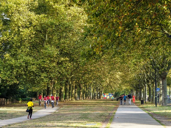 BORDEAUX, GIRONDE / FRANCE - SEPTEMBER 19: People Exercising in t — стоковое фото