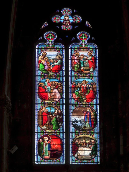 Bordeaux, Gironde/Frankrike-september 20: målat glas fönster i — Stockfoto