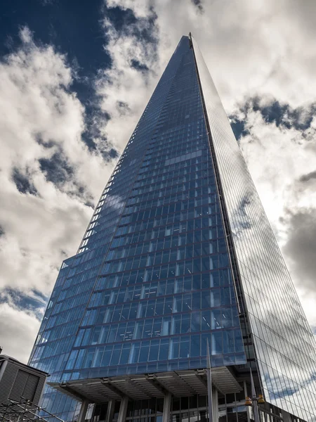 London / uk - 12. September: die Scherbe, die das Londoner Skyli dominiert — Stockfoto