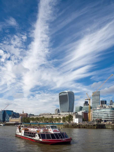 LONDRES / RU - 12 DE SEPTIEMBRE: Barco turístico Crucero por el río —  Fotos de Stock