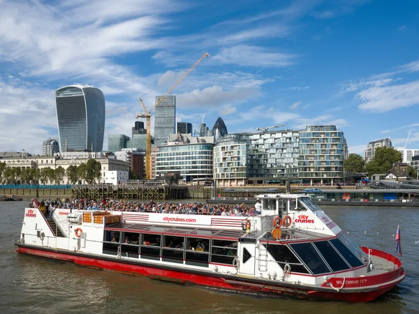 LONDON/UK - SEPTEMBER 12 : Tourist Boat Cruising along the river — Stock Photo, Image