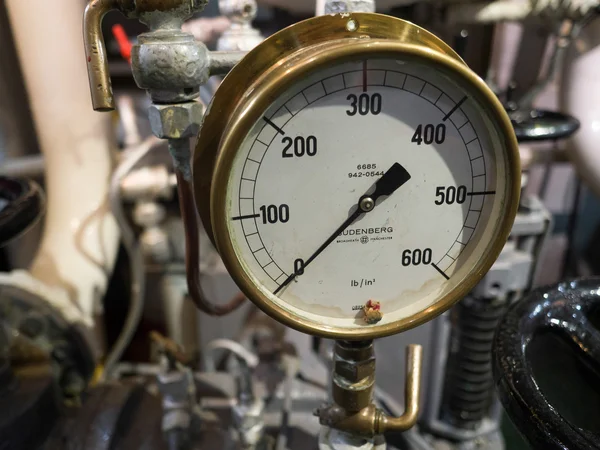 LONDON/UK - SEPTEMBER 12 : Pressure Dial on HMS Belfast in Londo — Stock Photo, Image