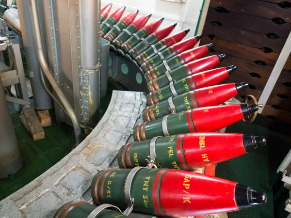 LONDRES / RU - 12 DE SEPTIEMBRE: Armería llena de proyectiles en el HMS Belfast — Foto de Stock