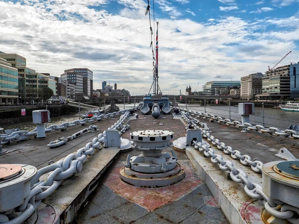 ЛОНДОН / Великобритания - 12 сентября: Якорные цепи на палубе HMS Belf — стоковое фото