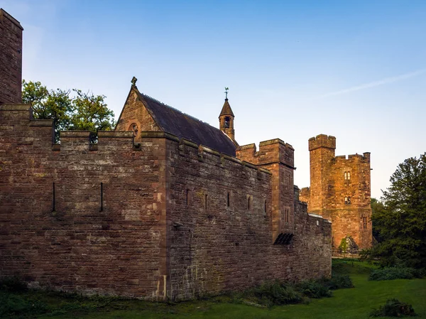 PECKFORTON, CHESHIRE / UK - SETEMBRO 15: Vista do elenco de Peckforton — Fotografia de Stock