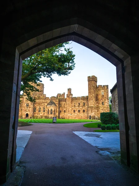 Peckforton, cheshire / uk - september 15: eingangsbogen zu peckfo — Stockfoto