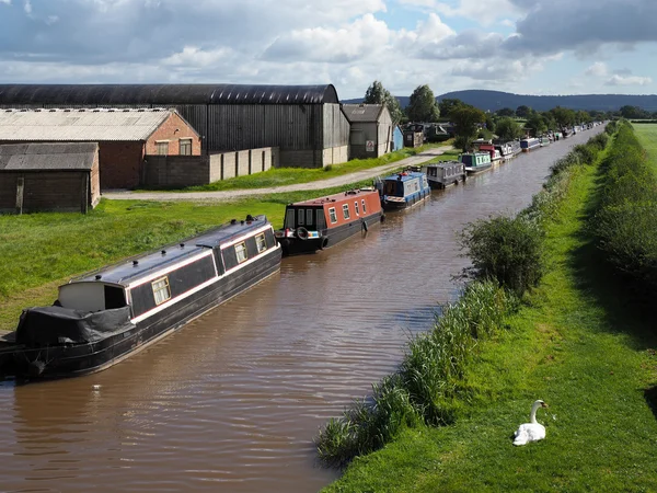 TARPORLEY, CHESHIRE / UK - SEPTEMBER 16: Narrow Boats Moored alon — стоковое фото