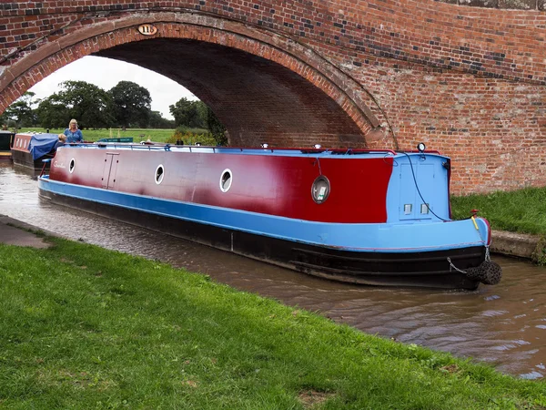 TARPORLEY, CHESHIRE / UK - 16 DE SEPTIEMBRE: Barco estrecho —  Fotos de Stock