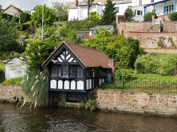 Chester Cheshire/UK-wrzesień 16: domy wzdłuż rzeki Dee — Zdjęcie stockowe