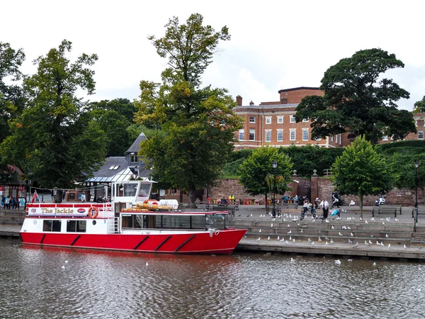 CHESTER CHESHIRE/UK - SEPTEMBER 16 : Tourist Boat Moored on the — Stock Photo, Image