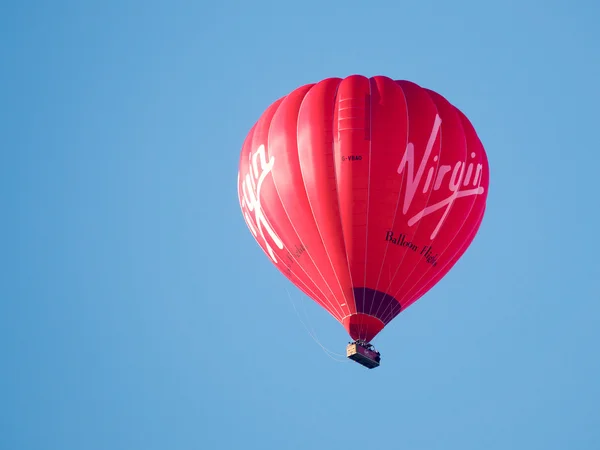 Bad, Salto / uk - Oktober 02: Heißluftballon fliegt über Fledermaus — Stockfoto