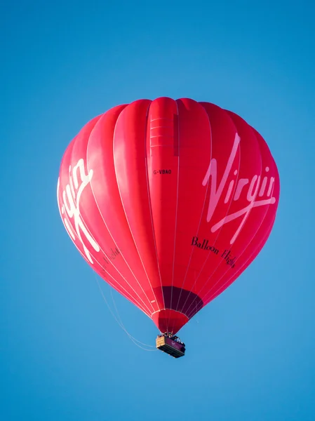 Bad, Salto / uk - Oktober 02: Heißluftballon fliegt über Fledermaus — Stockfoto