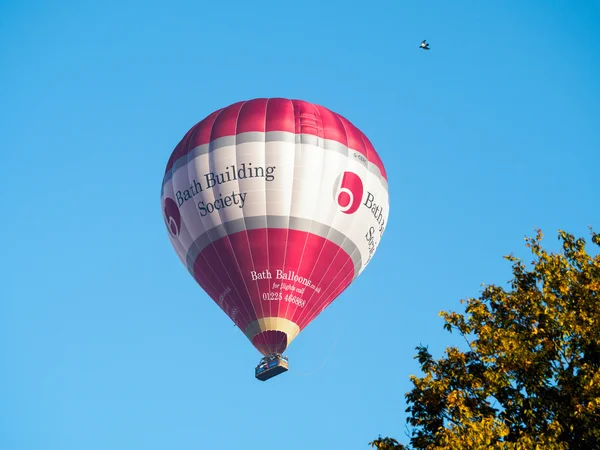 Bad, Salto / uk - Oktober 02: Heißluftballon fliegt über Fledermaus — Stockfoto