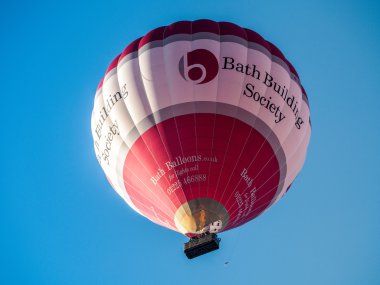 Bath, Somerset/Uk - Ekim 02: Yarasa üzerinde uçan sıcak hava balonu