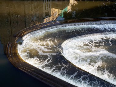 Bath, Somerset/Uk - 02 Ekim : Bath S'de Pulteney Weir'ın görünümü