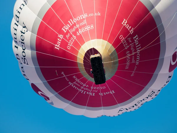 Bad, Salto / uk - Oktober 02: Heißluftballon fliegt über Fledermaus — Stockfoto
