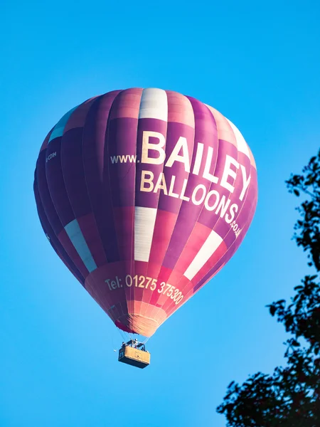 BATH, SOMERSET/UK - OCTOBER 02 : Hot Air Balloon Flying over Bat — Stock Photo, Image