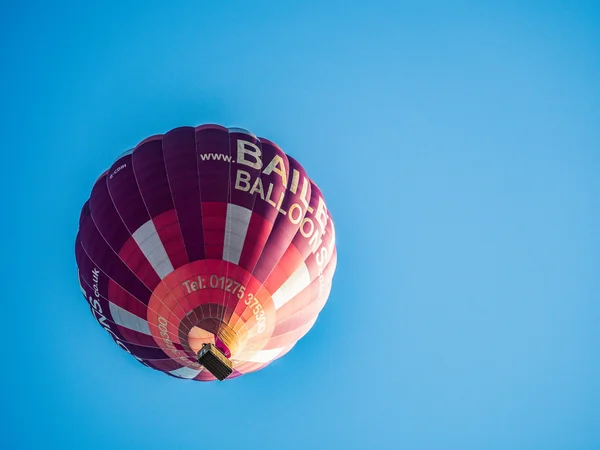 Bad, Salto / uk - Oktober 02: Heißluftballon fliegt über Fledermaus — Stockfoto