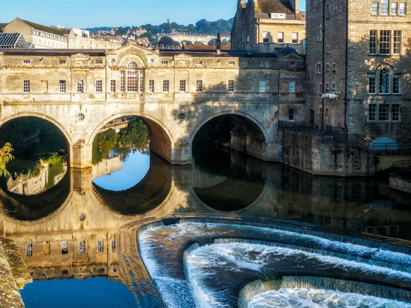 Bath, salto / uk - oktober 02: blick auf pulteney bridge und wei — Stockfoto