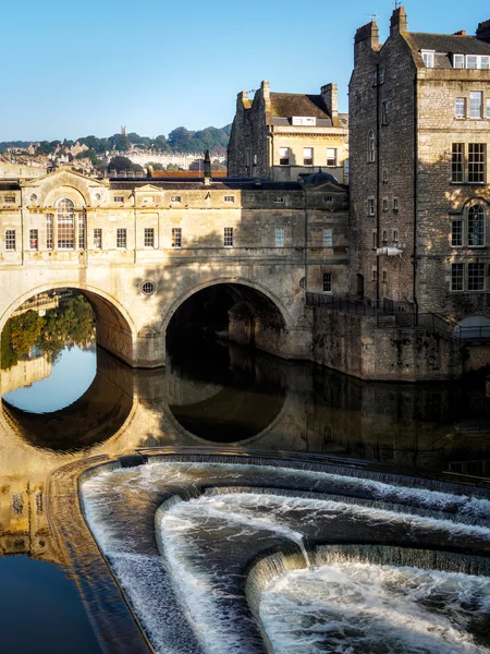 Bath, salto / uk - oktober 02: blick auf pulteney bridge und wei — Stockfoto