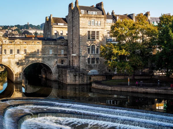 Bath, salto / uk - oktober 02: blick auf pulteney bridge und wei — Stockfoto