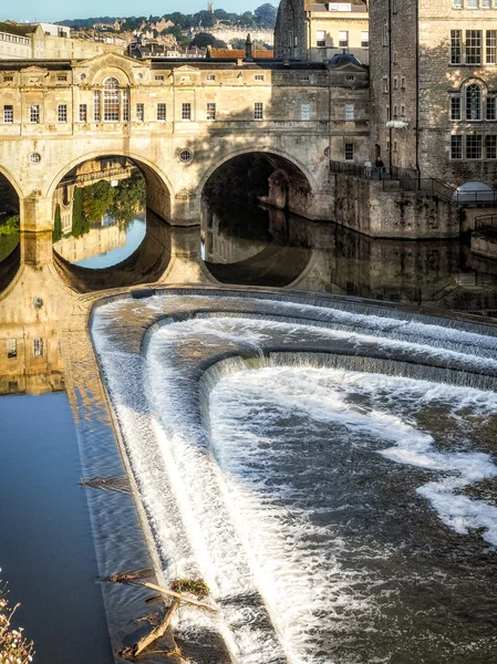 Bath, Somerset/Uk - 02 oktober: Vy över Pulteney Bridge och Wei — Stockfoto