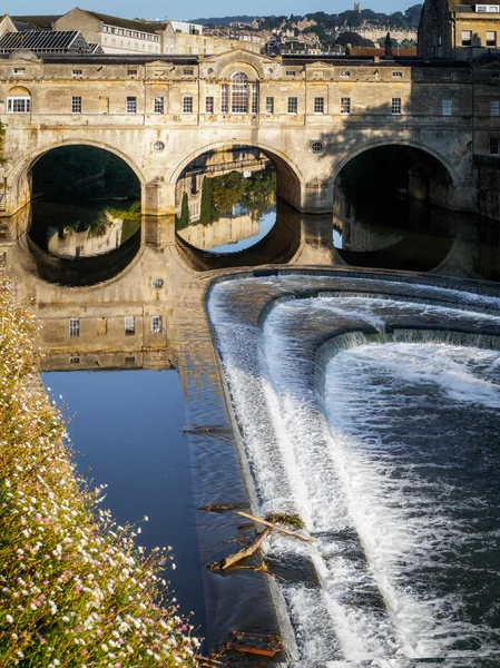 Bath, salto / uk - oktober 02: blick auf pulteney bridge und wei — Stockfoto