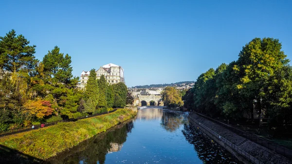 Bath, Somerset/Uk - 02 oktober: Weergave van Pulteney Bridge en Wei — Stockfoto