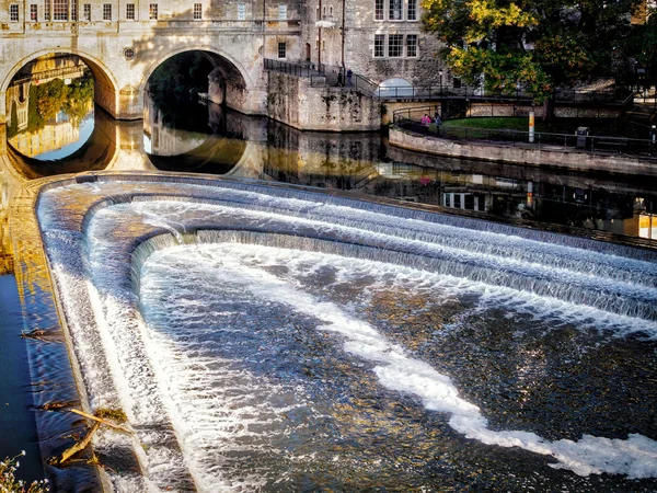 Bath, Somerset/Uk - 02 oktober: Weergave van Pulteney Bridge en Wei — Stockfoto