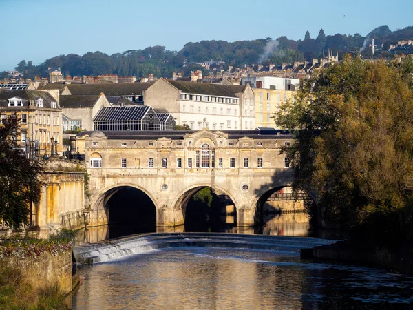 Bath, Somerset/Uk - 02 oktober: Vy över Pulteney Bridge och Wei — Stockfoto