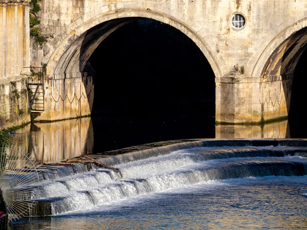 BATH, SOMERSET/UK - OCTOBER 02 : View of Pulteney Bridge and Wei — Stock Photo, Image