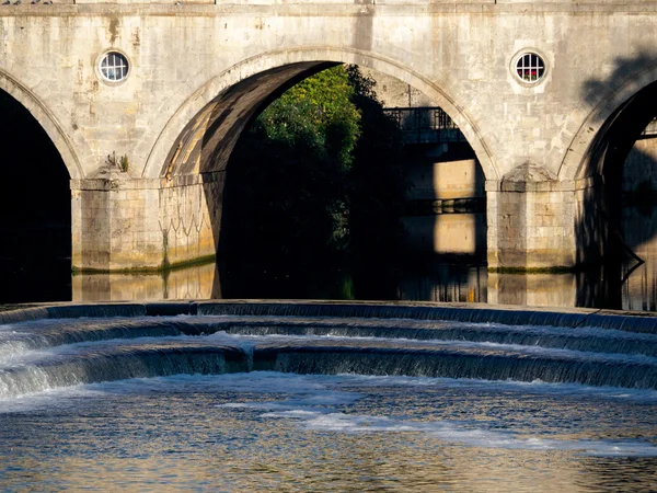 Bath, Somerset/Uk - říjen 02: Pohled Pulteney Bridge a Wei — Stock fotografie