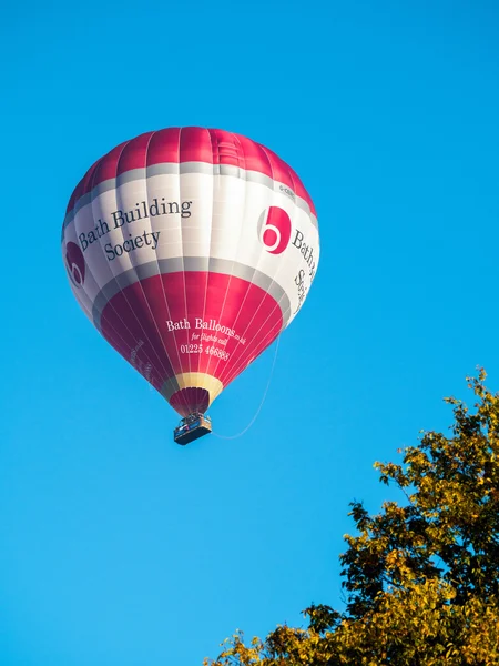Bath, Somerset/Uk - 02 oktober: luftballong flyger över Bat — Stockfoto