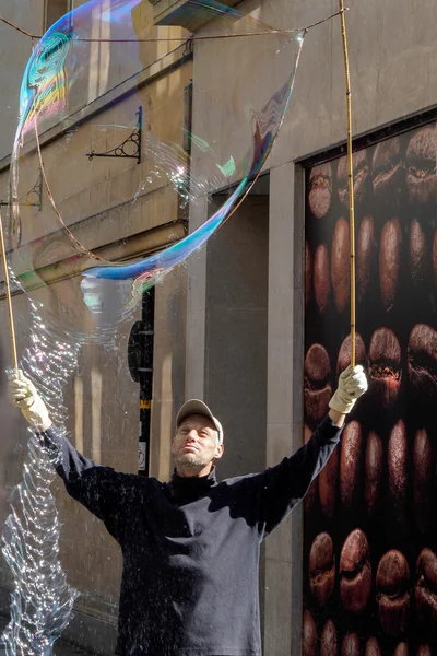 BAÑO, SOMERSET / Reino Unido - 02 DE OCTUBRE: Bubblemaker entretener a la gente — Foto de Stock